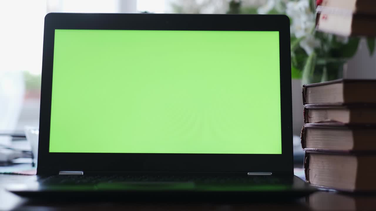 4k resolution and 25 fps, close up footage of green screen on laptop