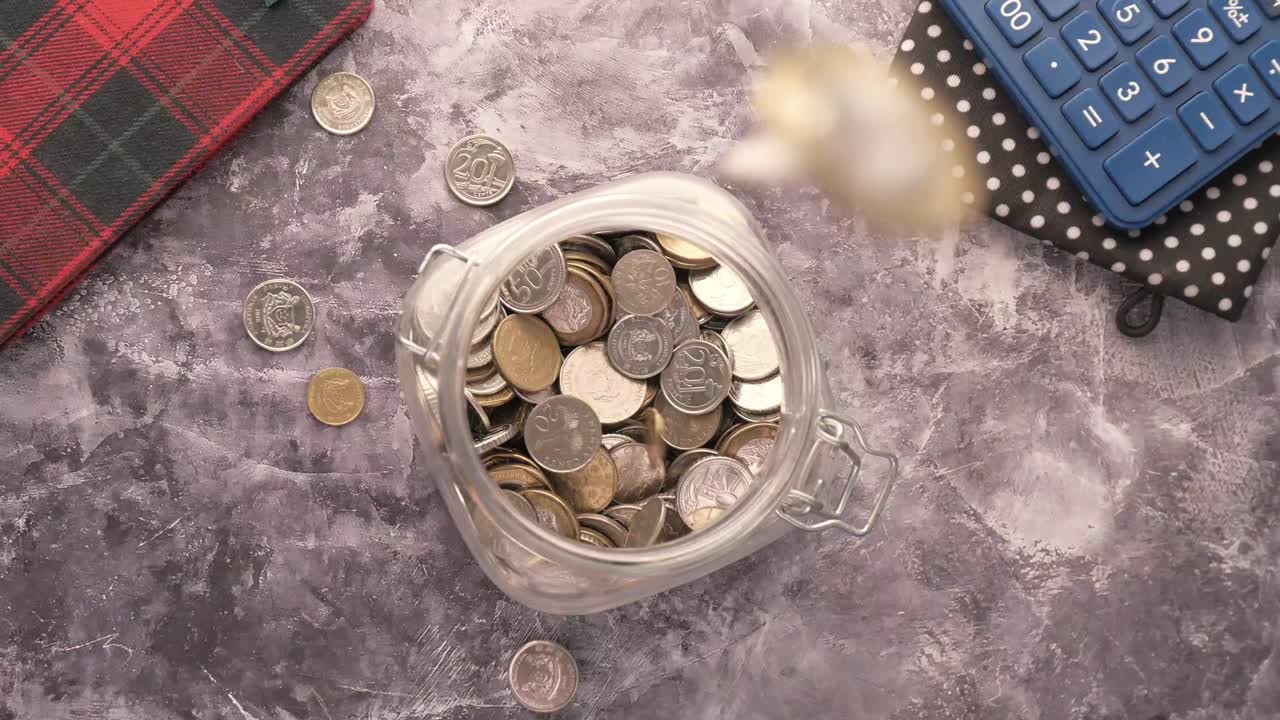 guardando monedas en un frasco