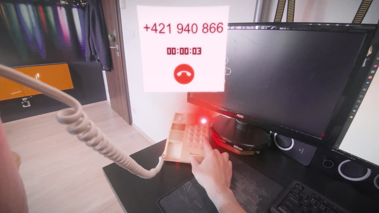 공상 과학 전화는 복고풍 오래된 전화에서 알 수 없는 번호로 전화를 받습니다.