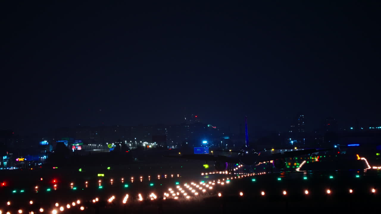 밤에 착륙하는 비행기