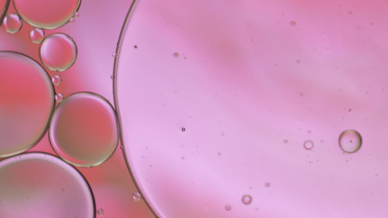 Goccia d'olio colorata e artistica che galleggia sull'acqua