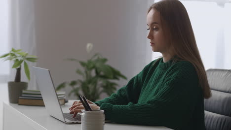 Una-Mujer-Seria-Y-Ocupada-Está-Trabajando-En-Su-Oficina-Navegando-Por-Internet-Y-Enviando-Correos-Electrónicos-Por-Computadora-Portátil-Durante-El-Día-Retrato-Medio-De-Una-Mujer-Trabajadora-En-El-Interior