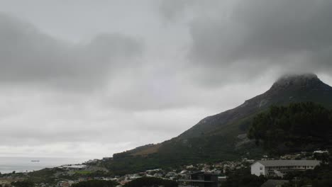 wolken rollen über löwenkopf