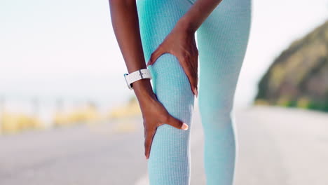 lesión, masaje y mujer con dolor de rodilla