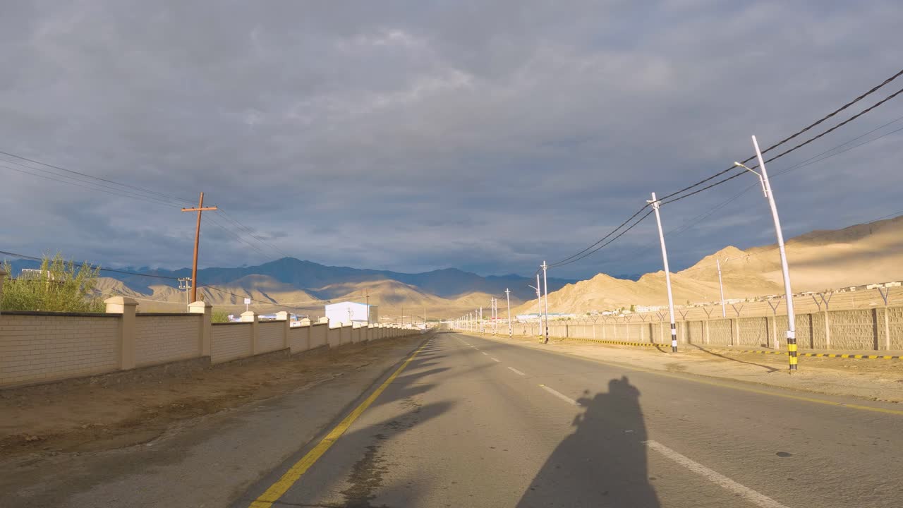 пов ездит на мотоцикле по гималайской дороге города лех в ладакхе, индия