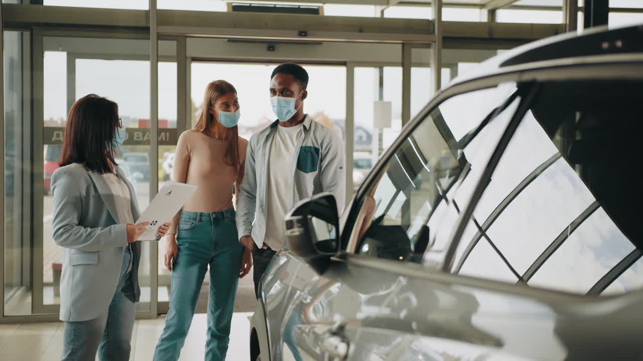 코로나19 기간 동안 쇼에서 자동차 판매 컨설팅