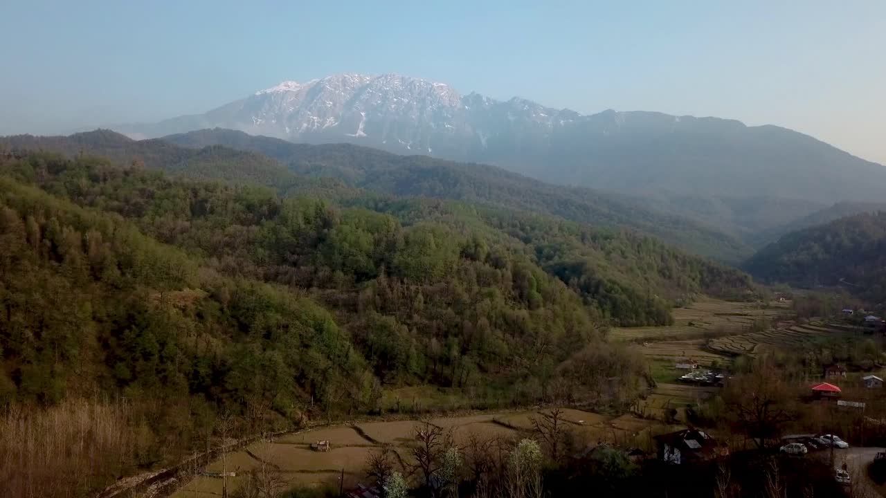 la industria de la agricultura de la orilla del río cultiva arroz en los campos de plantación de arroz la tierra de la granja el mercado del agricultor producto fresco saludable precio asequible en la naturaleza viviendo en el bosque de montaña natural la población local rural de irán