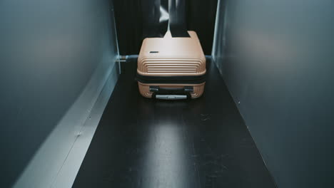 공항 보안 스레이에서 수하물