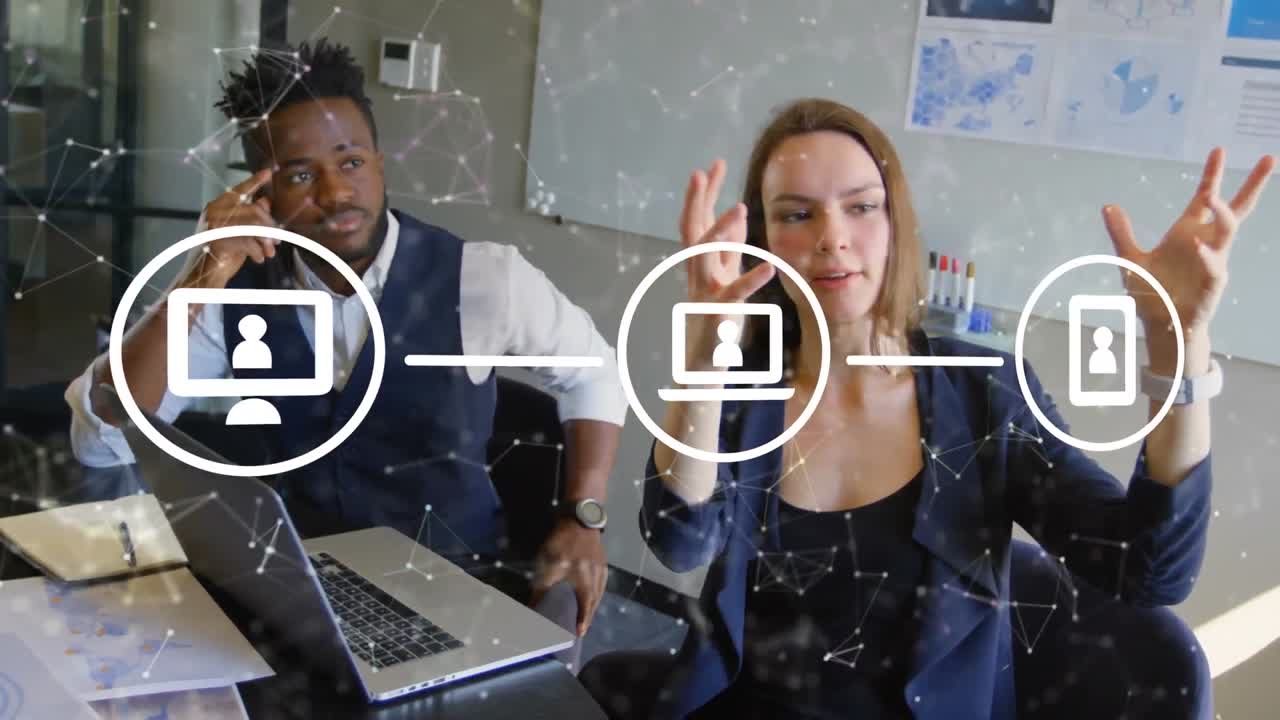 animación de iconos, conexiones y procesamiento de datos sobre diversas personas de negocios en la oficina