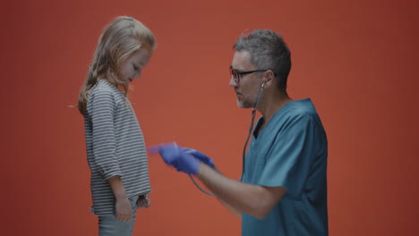 un médico examinando a una joven
