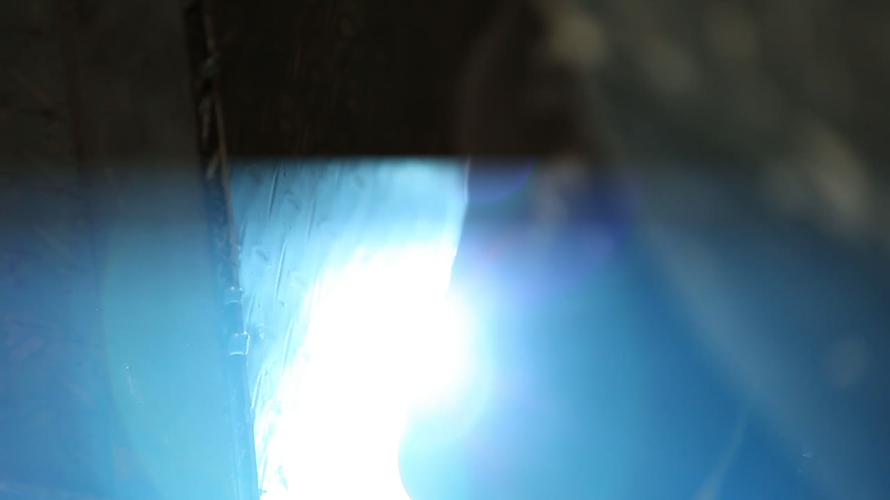 cuerpo de soldadores que bloquea la vista del arco de soldadura que se utiliza para conectar hojas