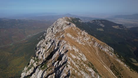 montañas piatra craiului a la luz del día con valles sombreados, vista aérea