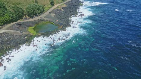 Increíble-Costa-Del-Mar-De-Santo-Antonio-Y-Agua-Azul,-Islas-Sao-Miguel-De-Las-Azores