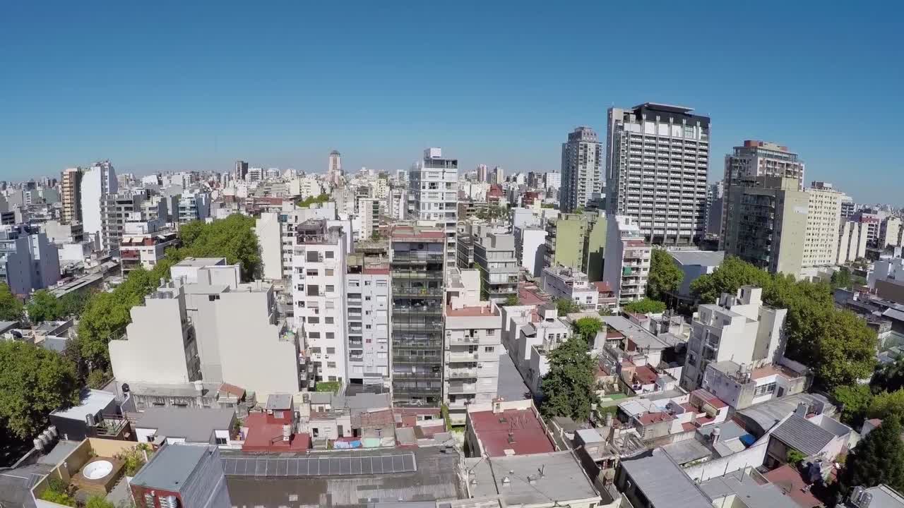 Veduta aerea di un paesaggio urbano esteso in una giornata limpida e soleggiata