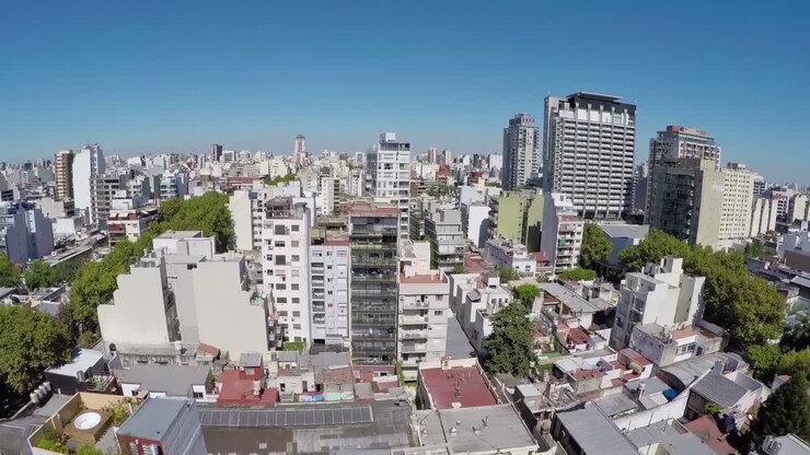 Veduta aerea di un paesaggio urbano esteso in una giornata limpida e soleggiata