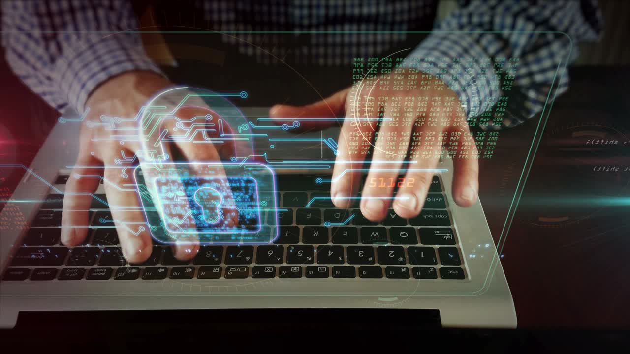 símbolo de seguridad cibernética con un hombre escribiendo en la computadora