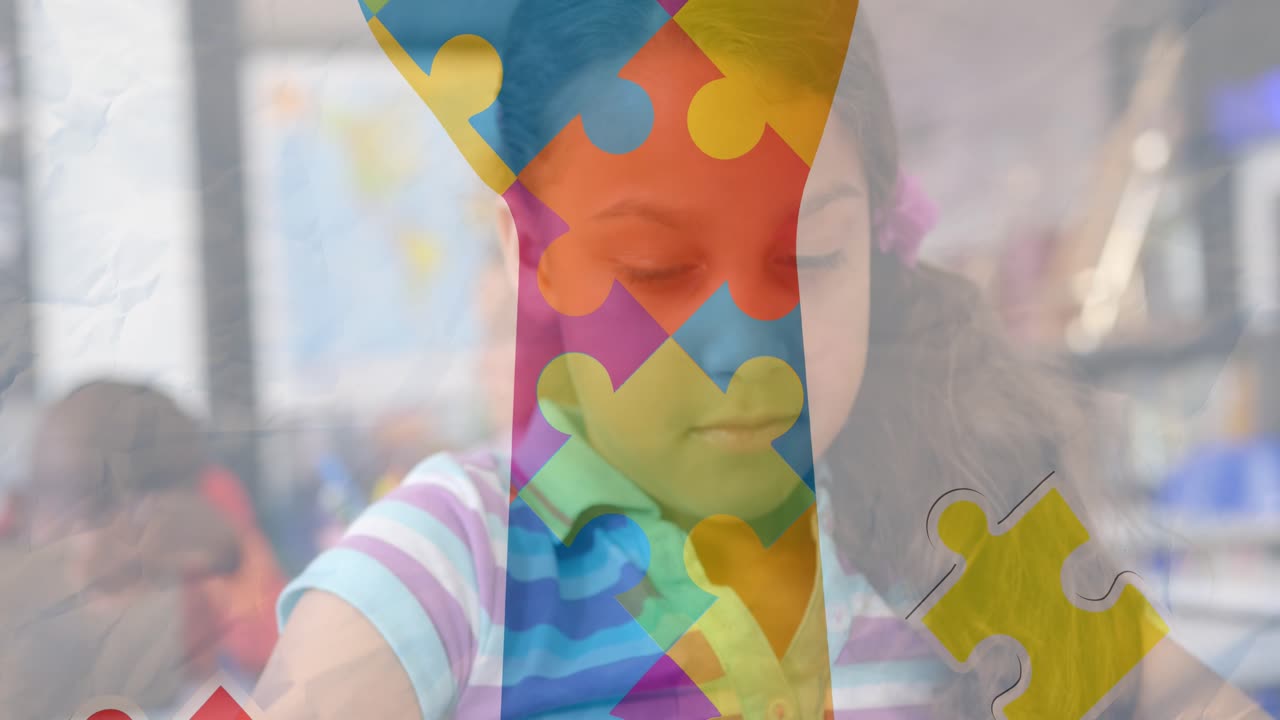 Animazione di pezzi di puzzle e di una mano su una studentessa che usa un tablet.