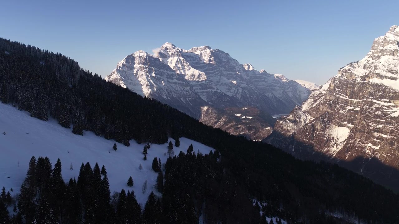 İsviçre Alpleri Schwyzer dağ zirvesi kışın karla kaplı vadi İsviçre Fronalpstock havadan drone