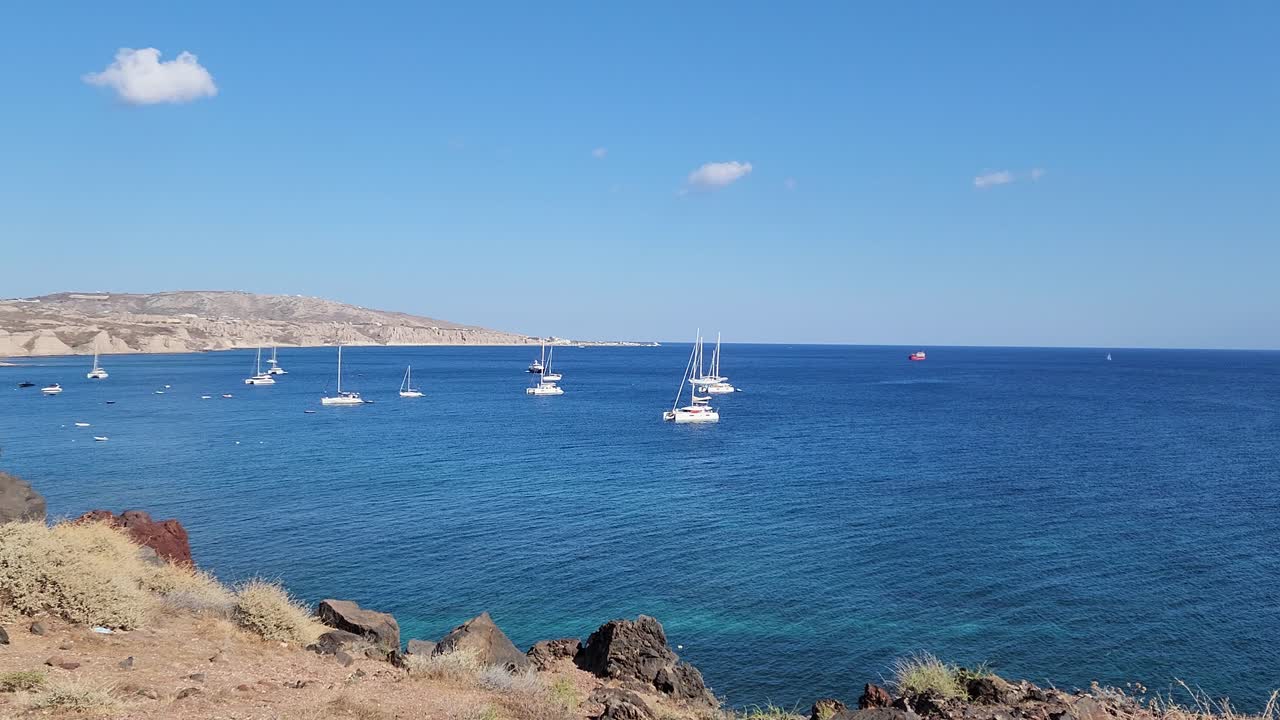 Acque di Fira con poche barche ormeggiate