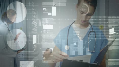 animación del procesamiento de datos sobre un trabajador de salud caucásico que lee informes en el hospital