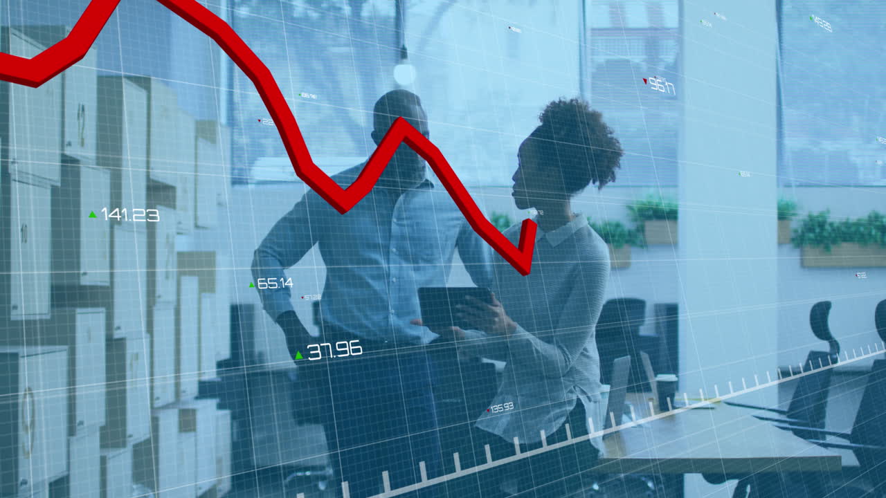 animação do processamento de dados financeiros sobre diversas pessoas de negócios que trabalham no escritório