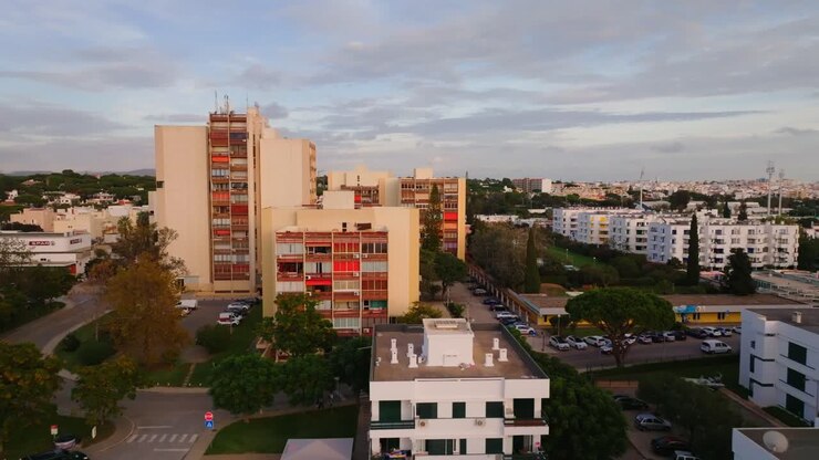 Riprese con drone di una città portoghese durante il tramonto.