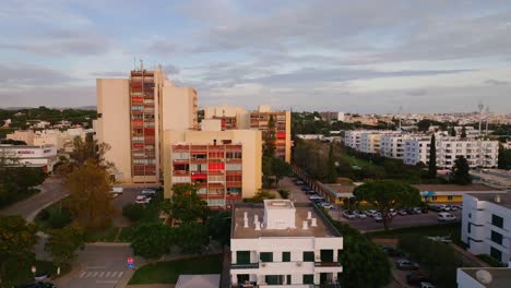 imágenes de drones de la ciudad portuguesa durante la puesta de sol