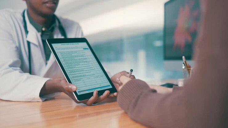 Læge og patient diskuterer Covid-19 screeningsformular