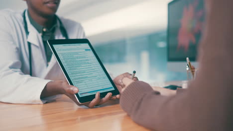 médico e paciente discutindo o formulário de rastreio de covid-19