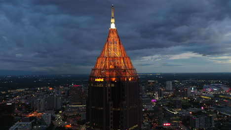 Tiro-De-Drone-Durante-La-Hora-Azul-De-Rascacielos-En-Atlanta-Georgia