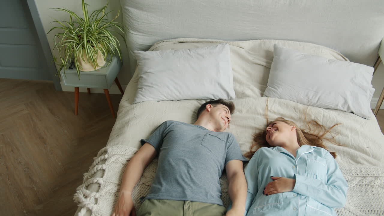 pareja relajándose en la cama