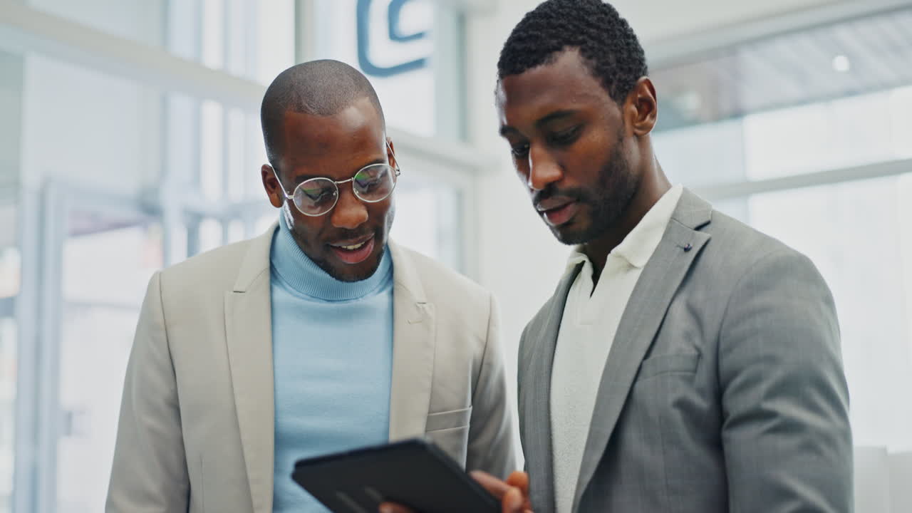 Tablet in ufficio, discussione e persone nere che leggono