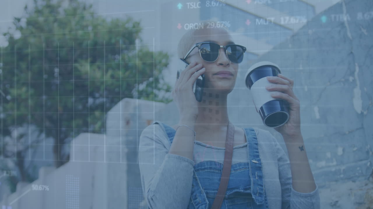 animación de procesamiento de datos sobre mujer biracial hablando en teléfono inteligente bebiendo café en la calle