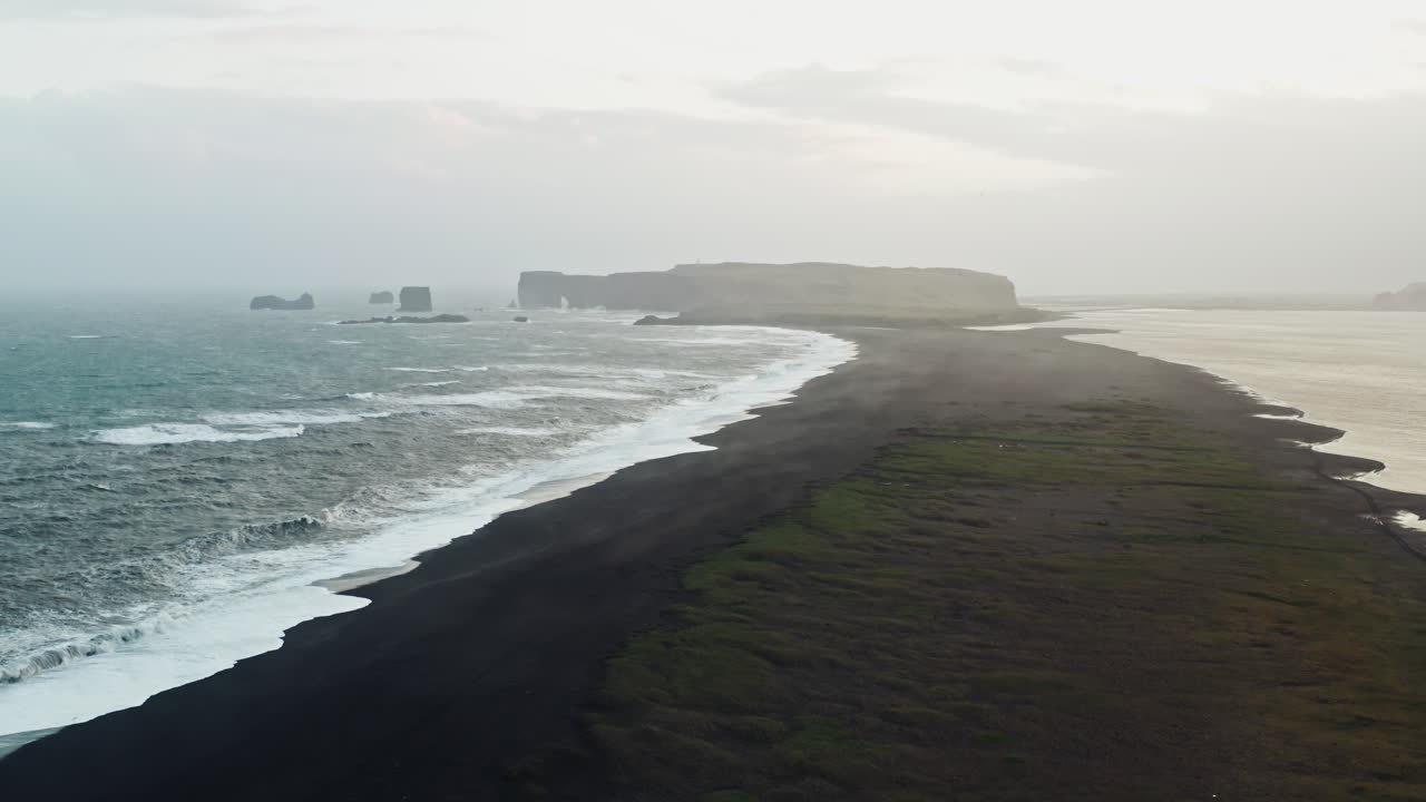 tomada aérea cinematográfica de la playa de arena negra de reynisfjara, vik - islandia