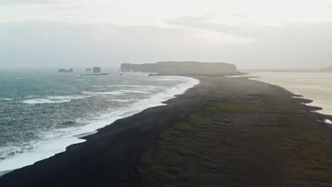 Toma-Aérea-Cinematográfica-De-Drones-De-La-Playa-De-Arena-Negra-De-Reynisfjara,-Vik---Islandia