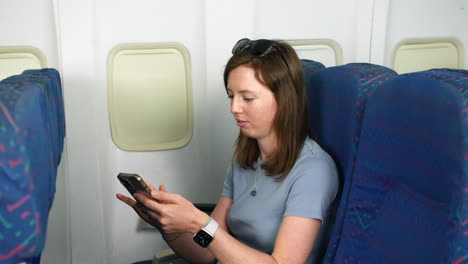 mujer joven en un avión