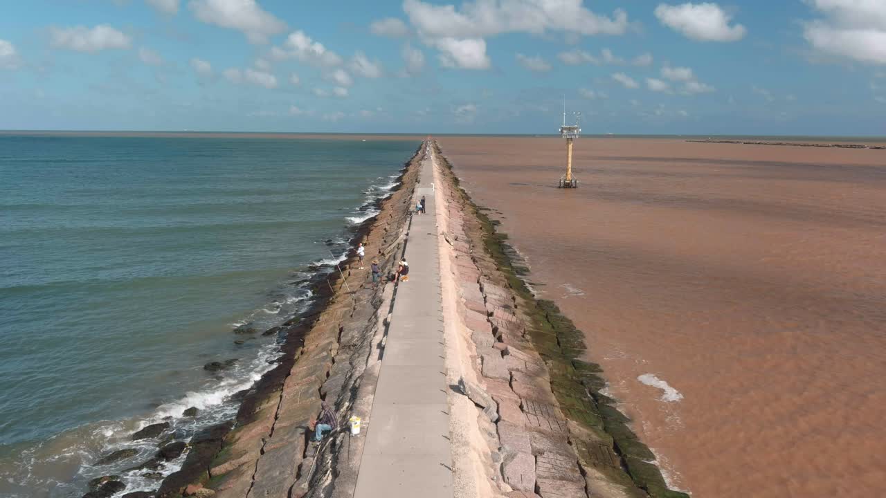 establecimiento de una toma aérea del sendero de la playa surfside en el lago jackson, texas frente al golfo de méxico