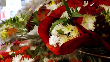 variedad de ramo de flores en la sección de flores