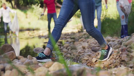 adultos voluntarios durante el día de limpieza del río