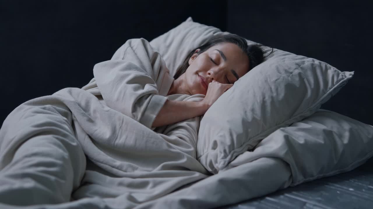 침대에서 자고 있는 여자