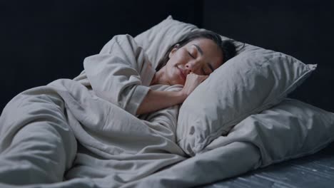 mujer durmiendo en la cama