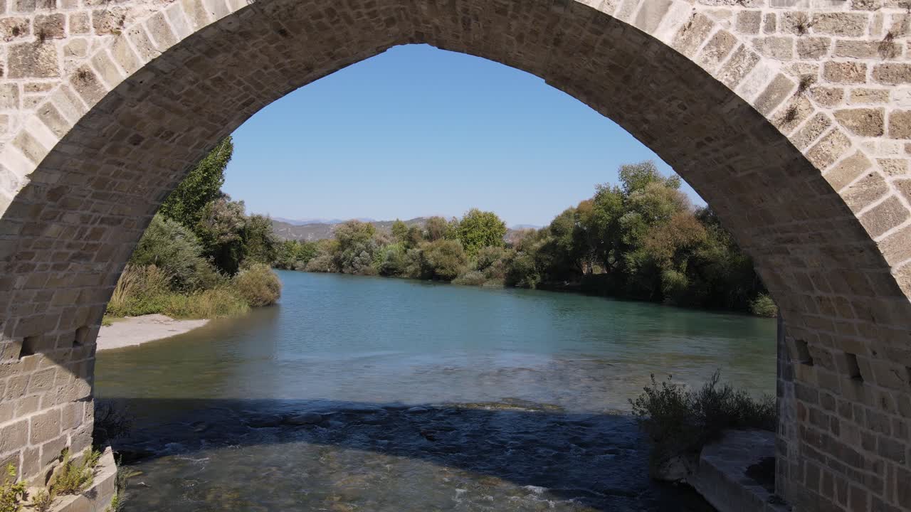 vista del puente histórico con drones