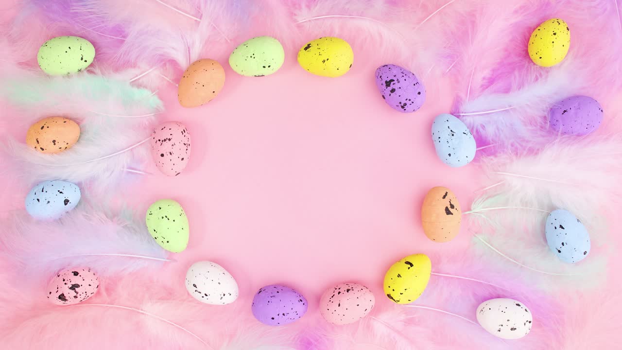 пасхальные яйца движутся по кругу, окруженные перьями.