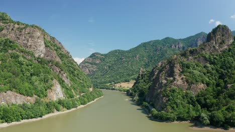 The-olt-river-winding-through-the-lush-carpathian-mountains,-aerial-view