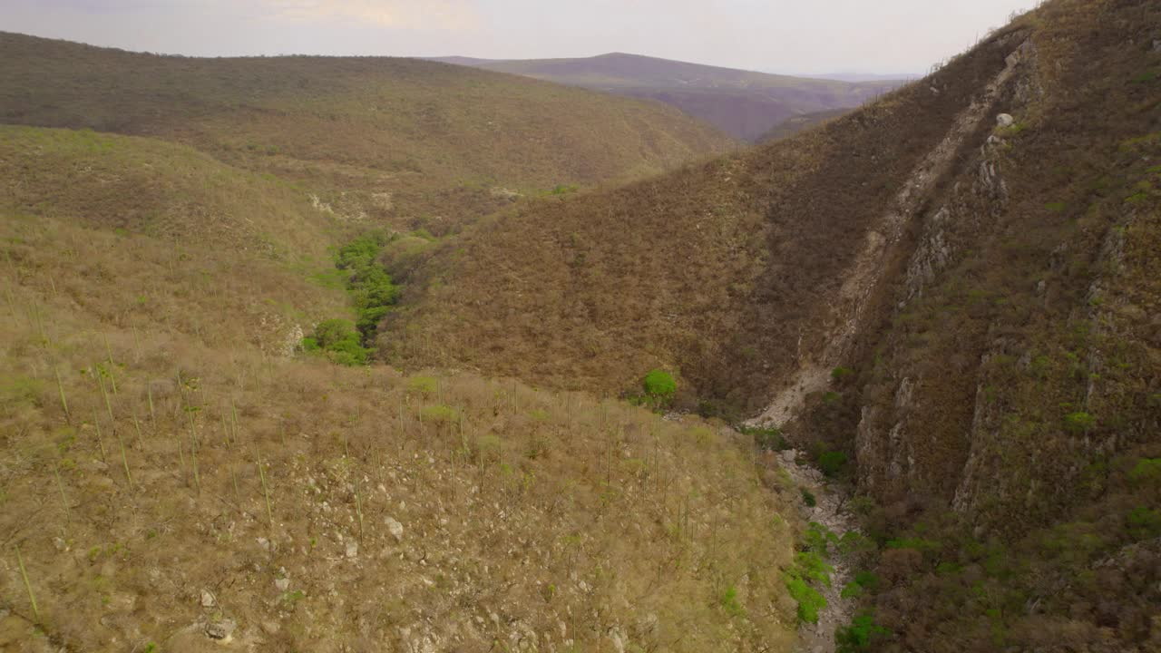 Aerial footage of the desertic hills of Puebla, M&eacute;xico