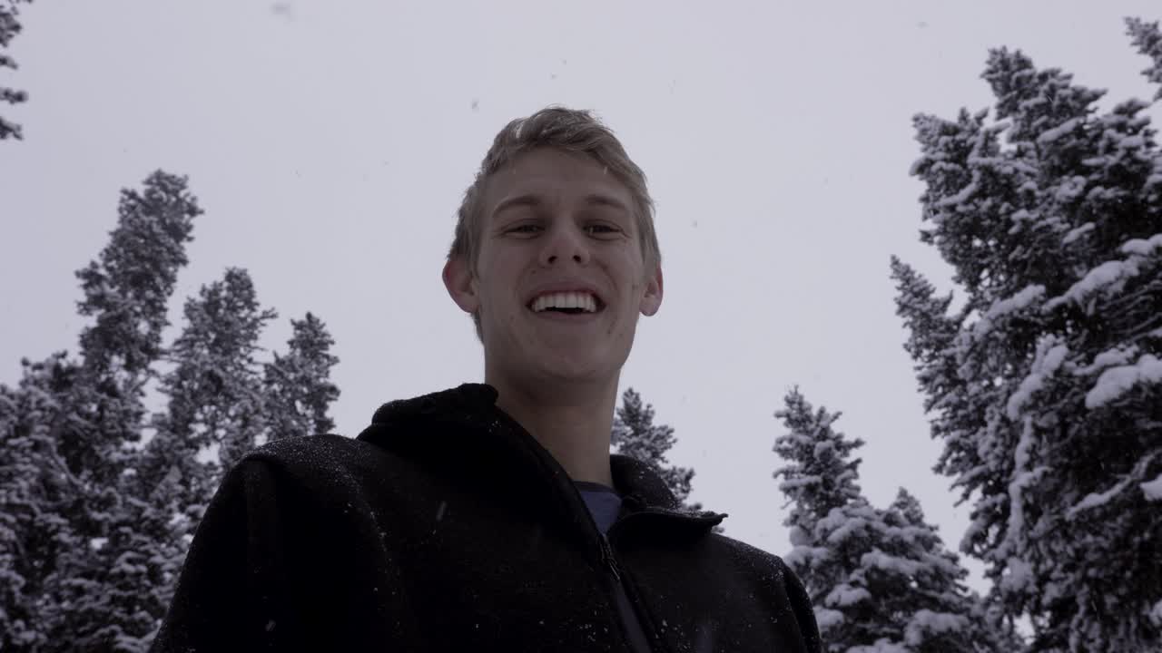 турист улыбается, глядя в камеру, снегопад в лесу банфф, 4k