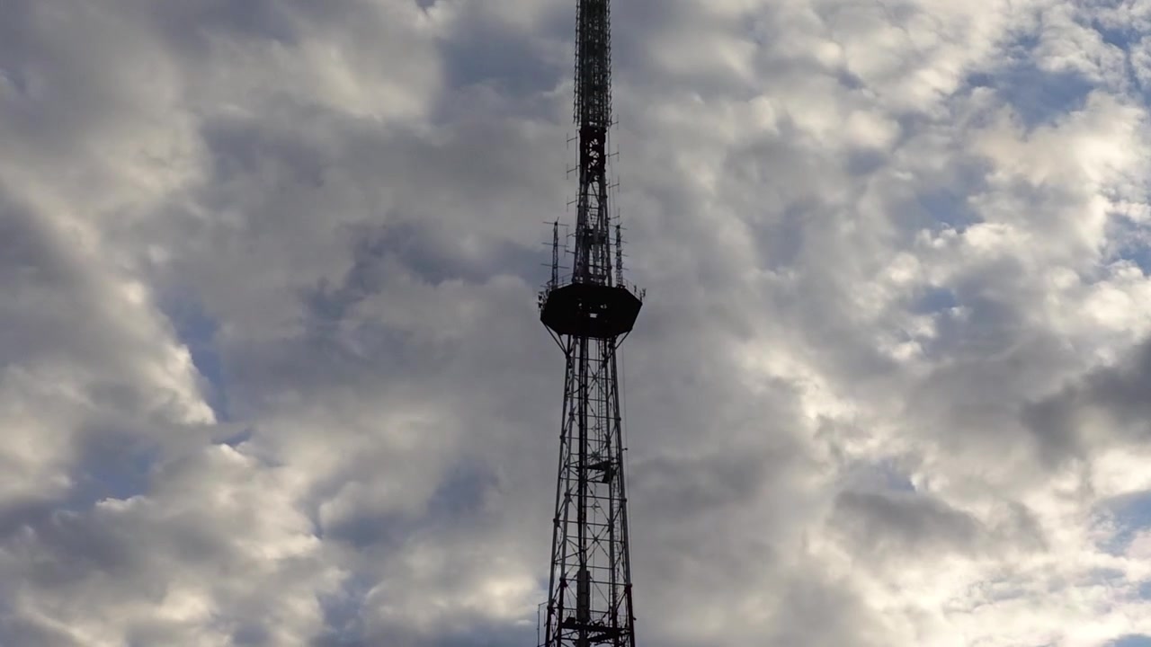 Una torre televisiva tra le nuvole. Riprese in time-lapse