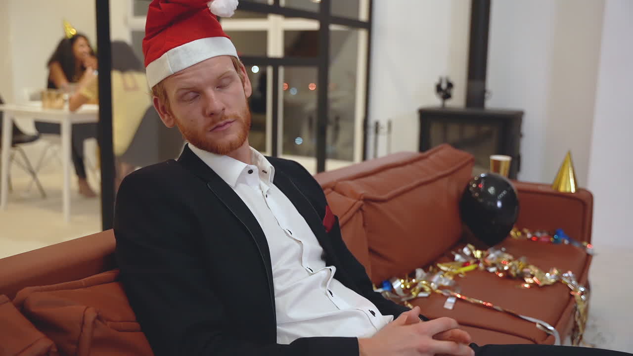 새해 전야 파티에서 피곤하고, 실망하고, 지루한 잘생긴 남자