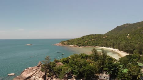 Vista-Aérea-De-La-Cala-De-La-Playa-En-El-Distrito-De-Koh-Phangan-Surat-Thani-Tailandia