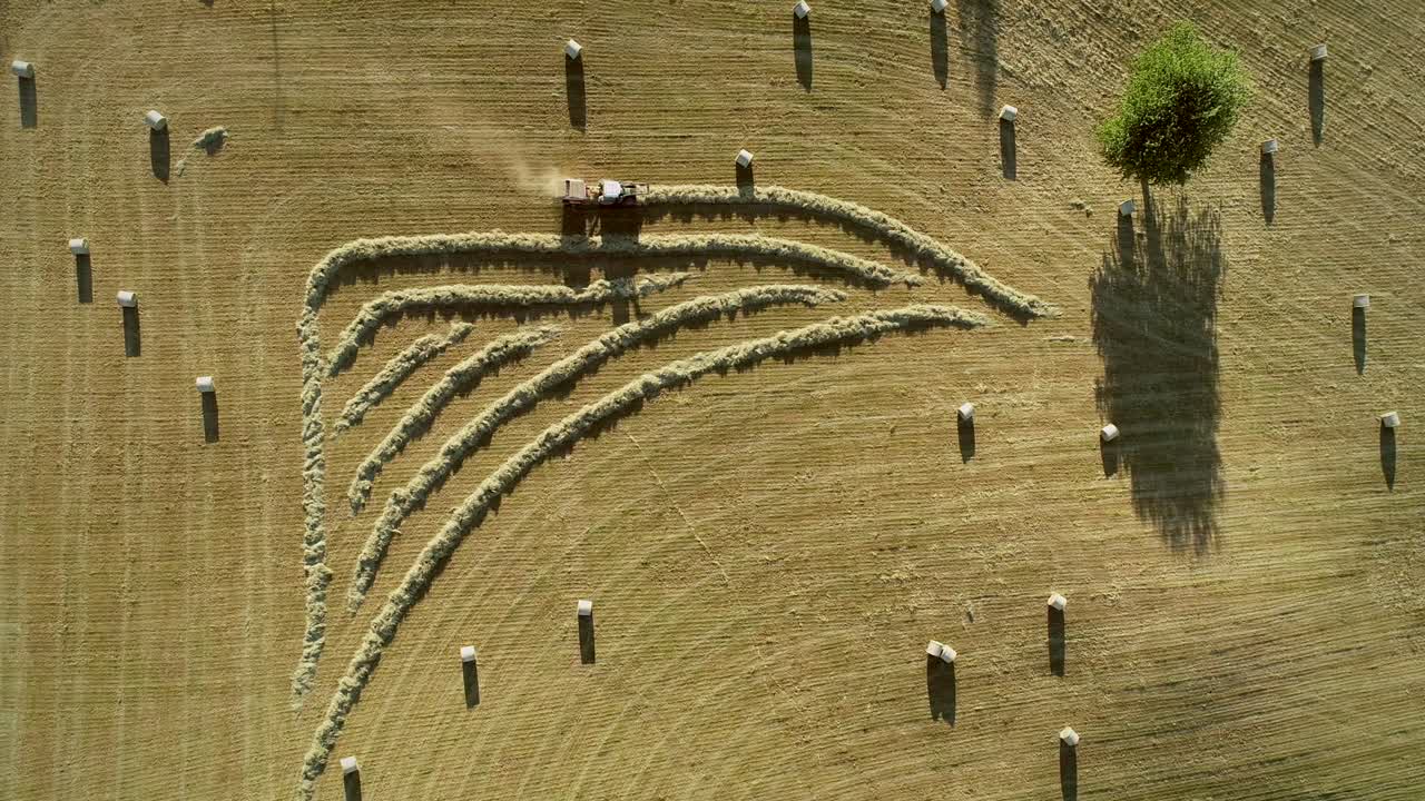 vista aérea de un tractor cosechando balas de paja.